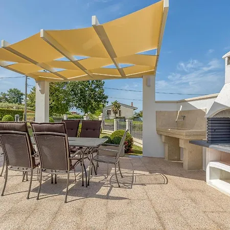 Silvia Ii With Private Pool Vižinada