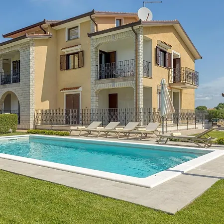 Silvia Ii With Private Pool Appartement *