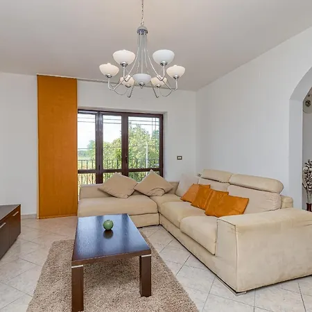 Silvia Ii With Private Pool Appartamento *