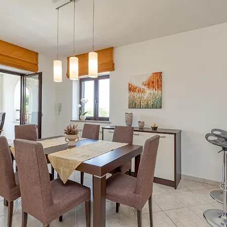 Silvia Ii With Private Pool Vižinada