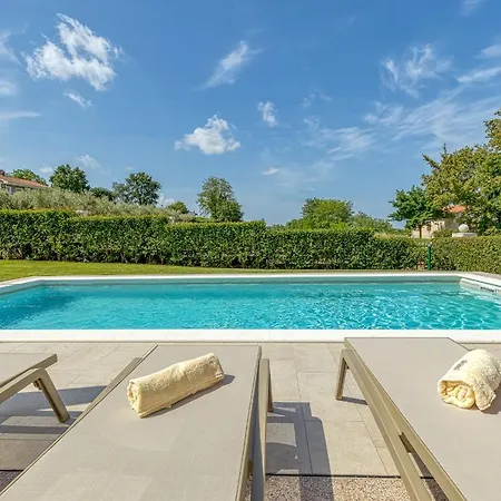 Silvia Ii With Private Pool Vižinada