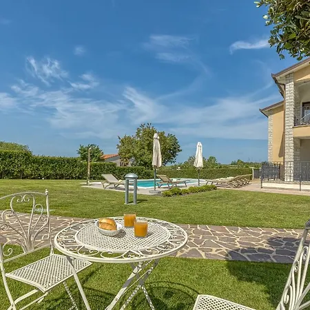 Silvia Ii With Private Pool Vižinada