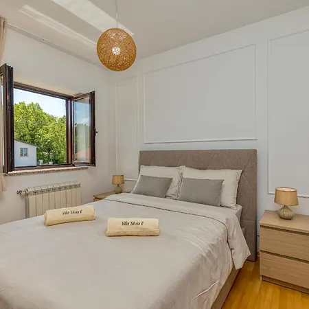 Silvia Ii With Private Pool Appartamento