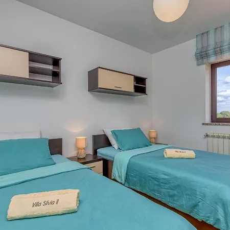 Silvia Ii With Private Pool Appartamento