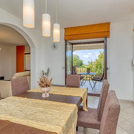 Silvia Ii With Private Pool Appartamento