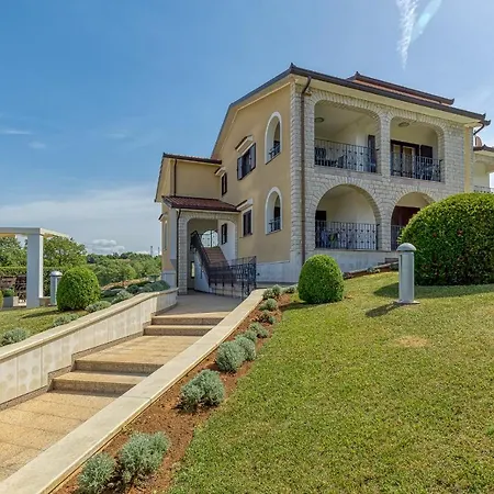 Silvia Ii With Private Pool Vižinada