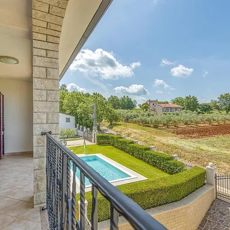 Silvia Ii With Private Pool * Vižinada