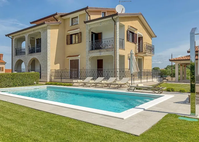 Silvia Ii With Private Pool Apartmán *