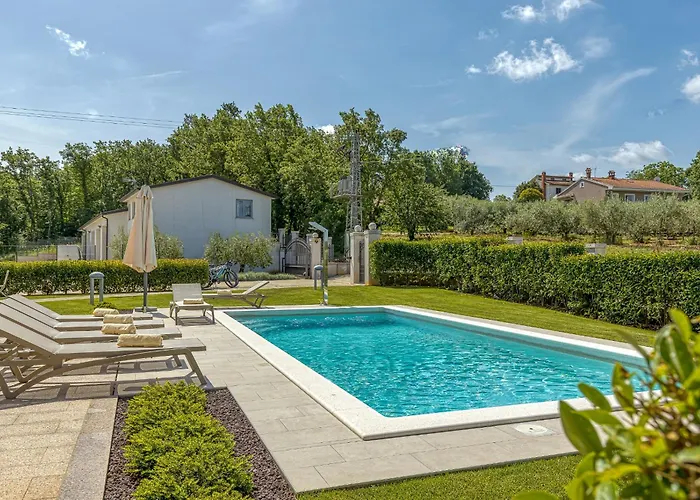 Silvia Ii With Private Pool Apartmán