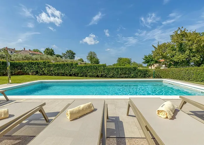 Silvia Ii With Private Pool Vižinada