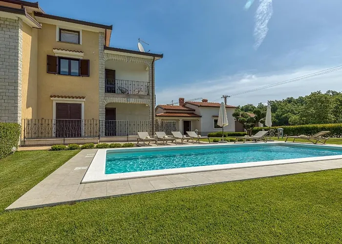 Silvia Ii With Private Pool Apartmán *