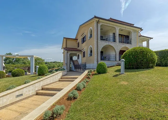 Silvia Ii With Private Pool Vižinada