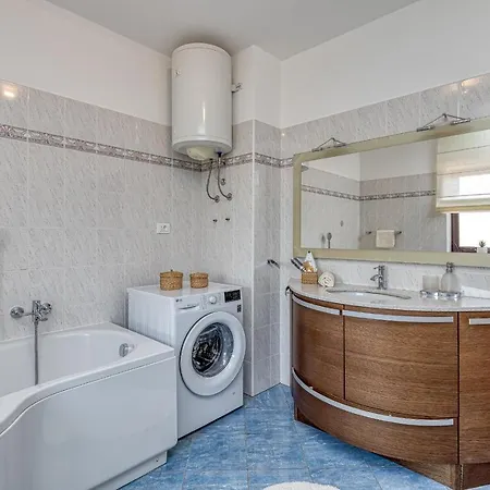 Silvia Ii With Private Pool Appartement Vižinada