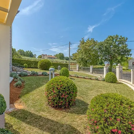 Silvia Ii With Private Pool Apartment *