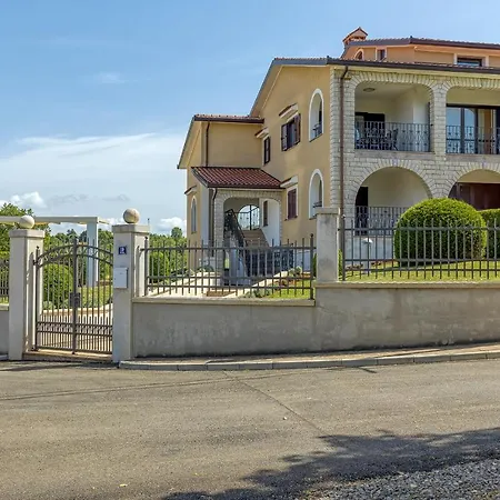Silvia Ii With Private Pool Apartment Vižinada