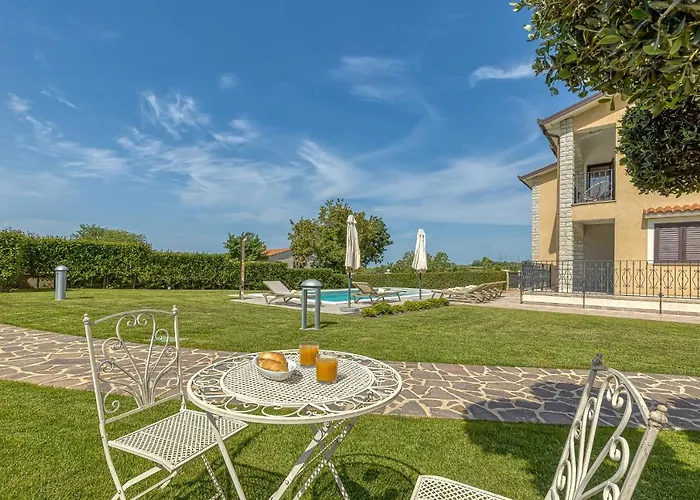 Silvia Ii With Private Pool Vižinada