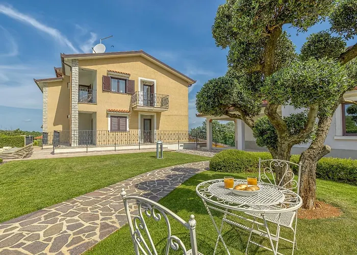 Silvia Ii With Private Pool Vižinada